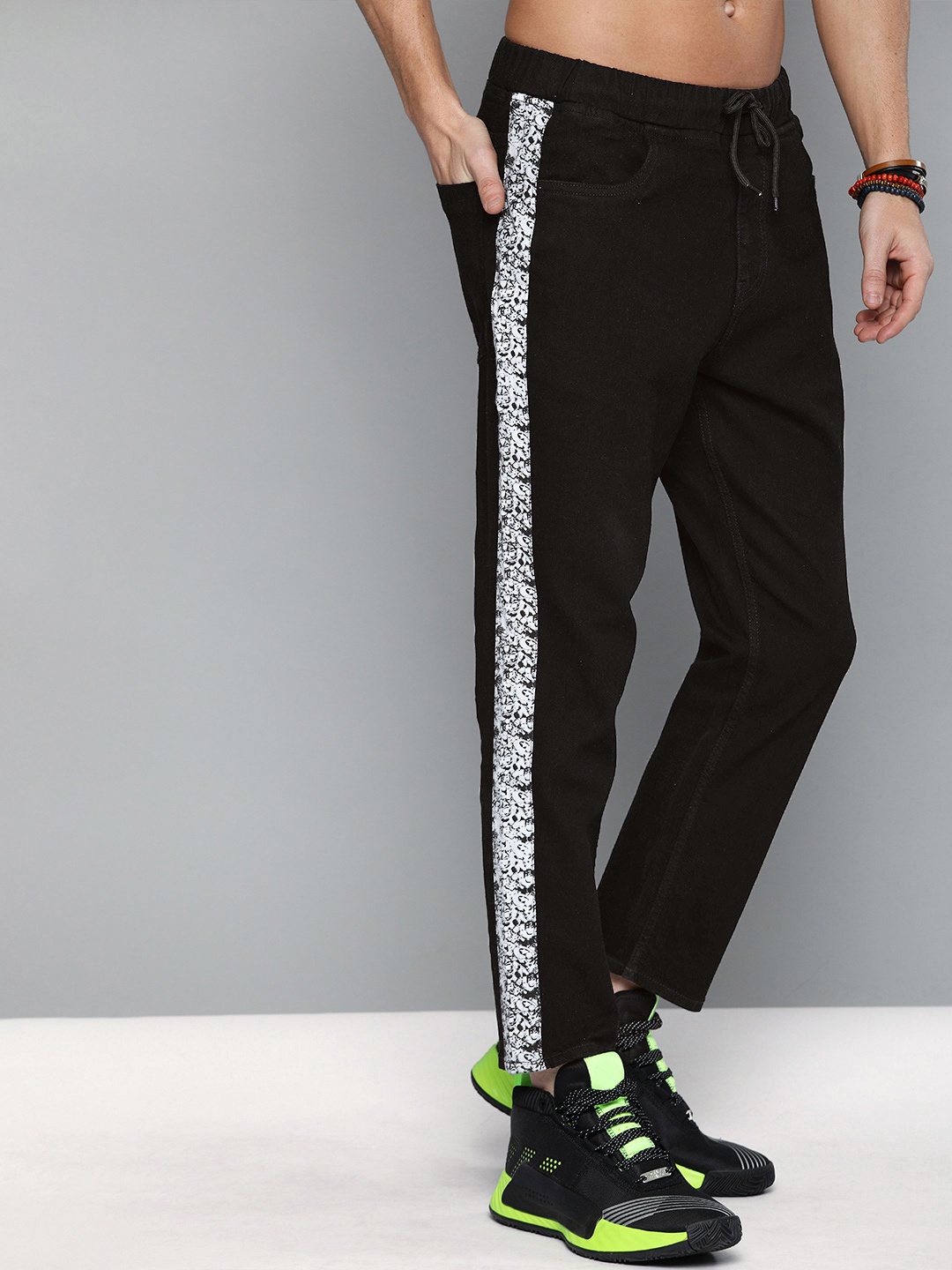 

Kook N Keech Men Black Regular Fit Mid-Rise Clean Look Cropped Jeans with Side Stripes