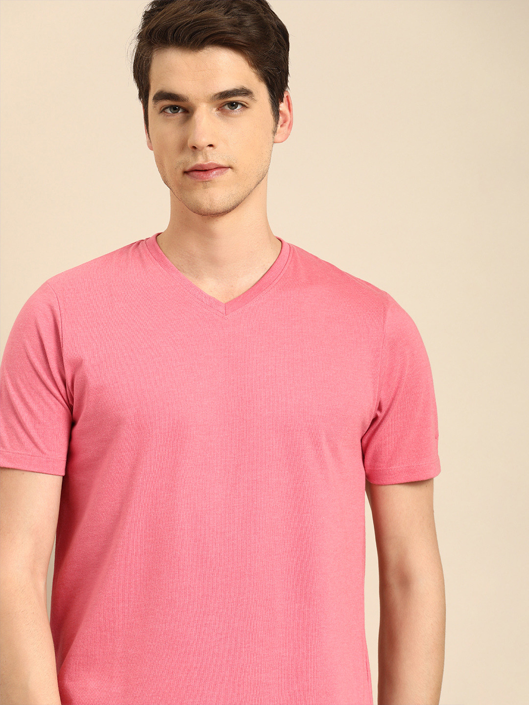 

ether Men Pink Solid V-Neck T-shirt