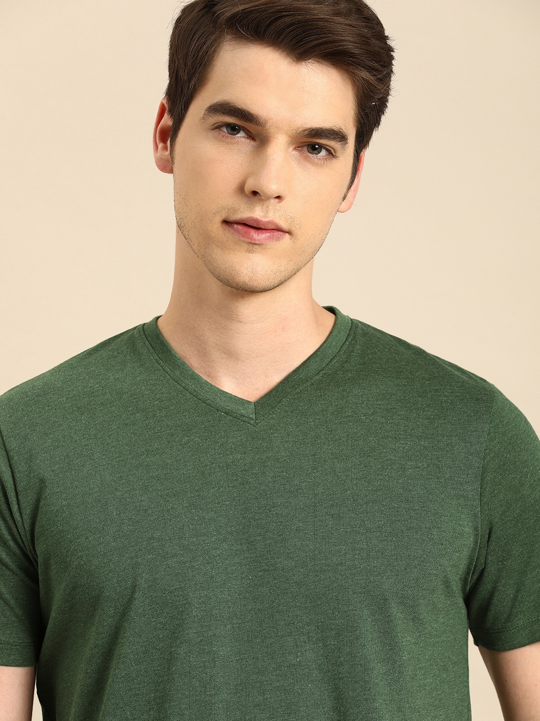 

ether Men Green Solid V-Neck T-shirt