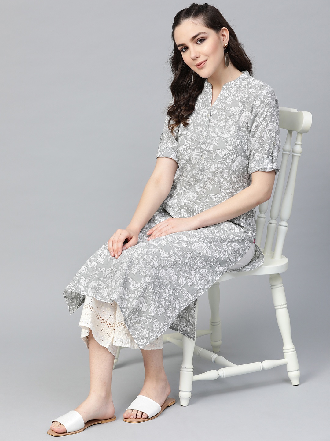 

Varanga Women Grey & Off-White Screen Print Straight Kurta