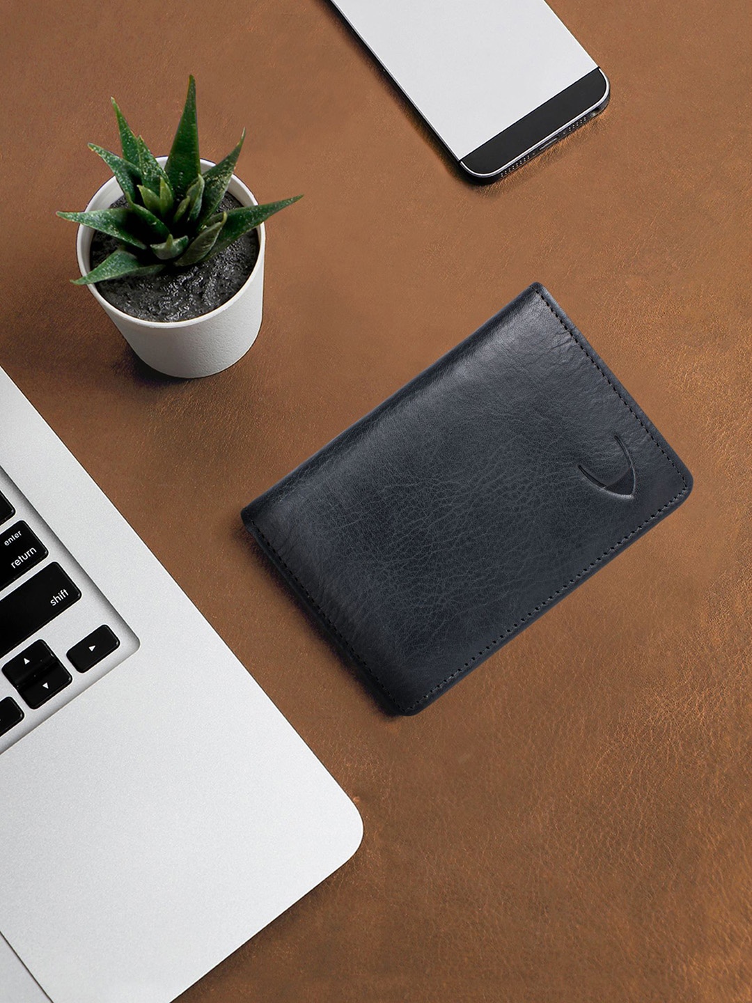 

Hidesign Men Black Solid Leather Card Holder