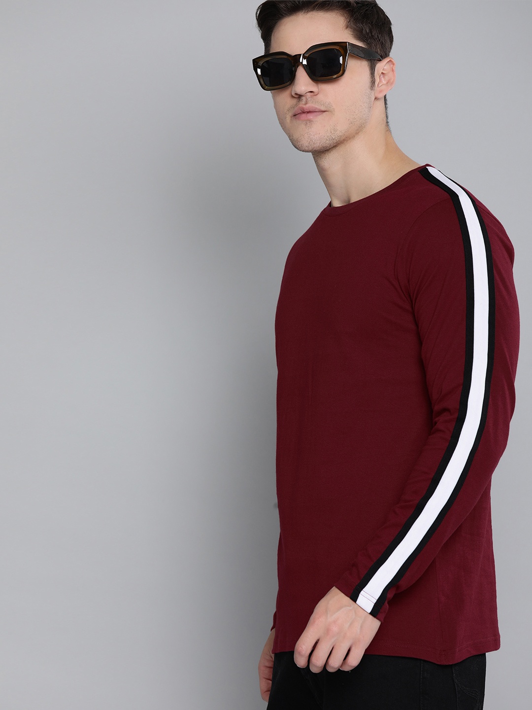 

DILLINGER Men Maroon Solid Round Neck T-shirt With Side Stripes