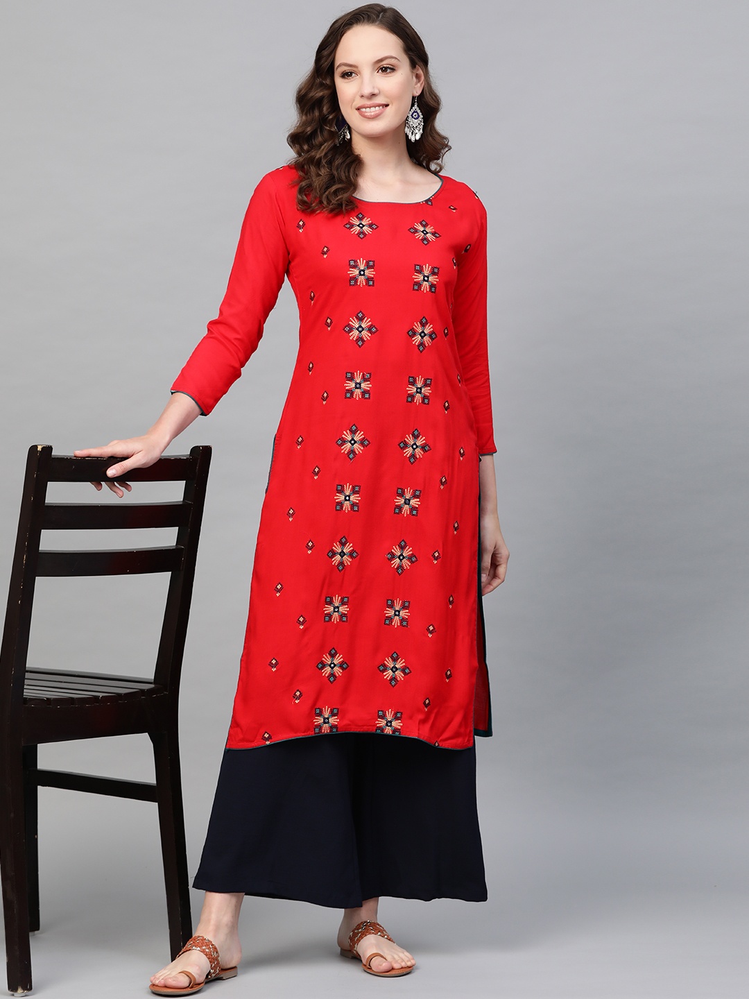 

Saadgi Women Red & Blue Handloom Phulkari Embroidered Straight Kurta