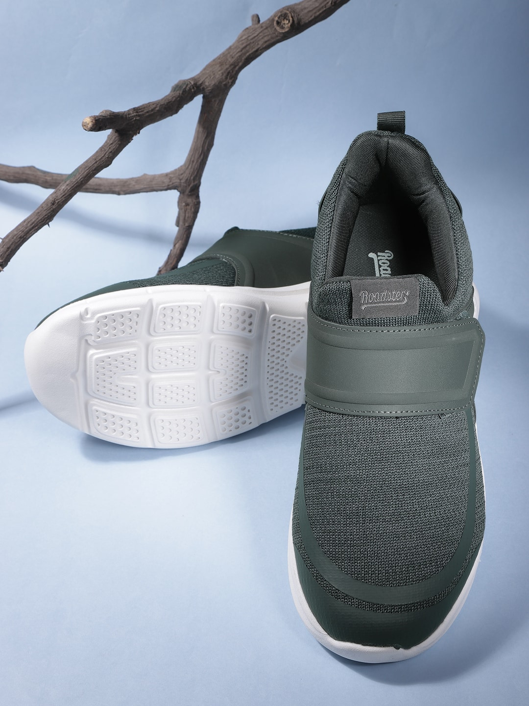 

The Roadster Lifestyle Co Men Grey Solid Sneakers