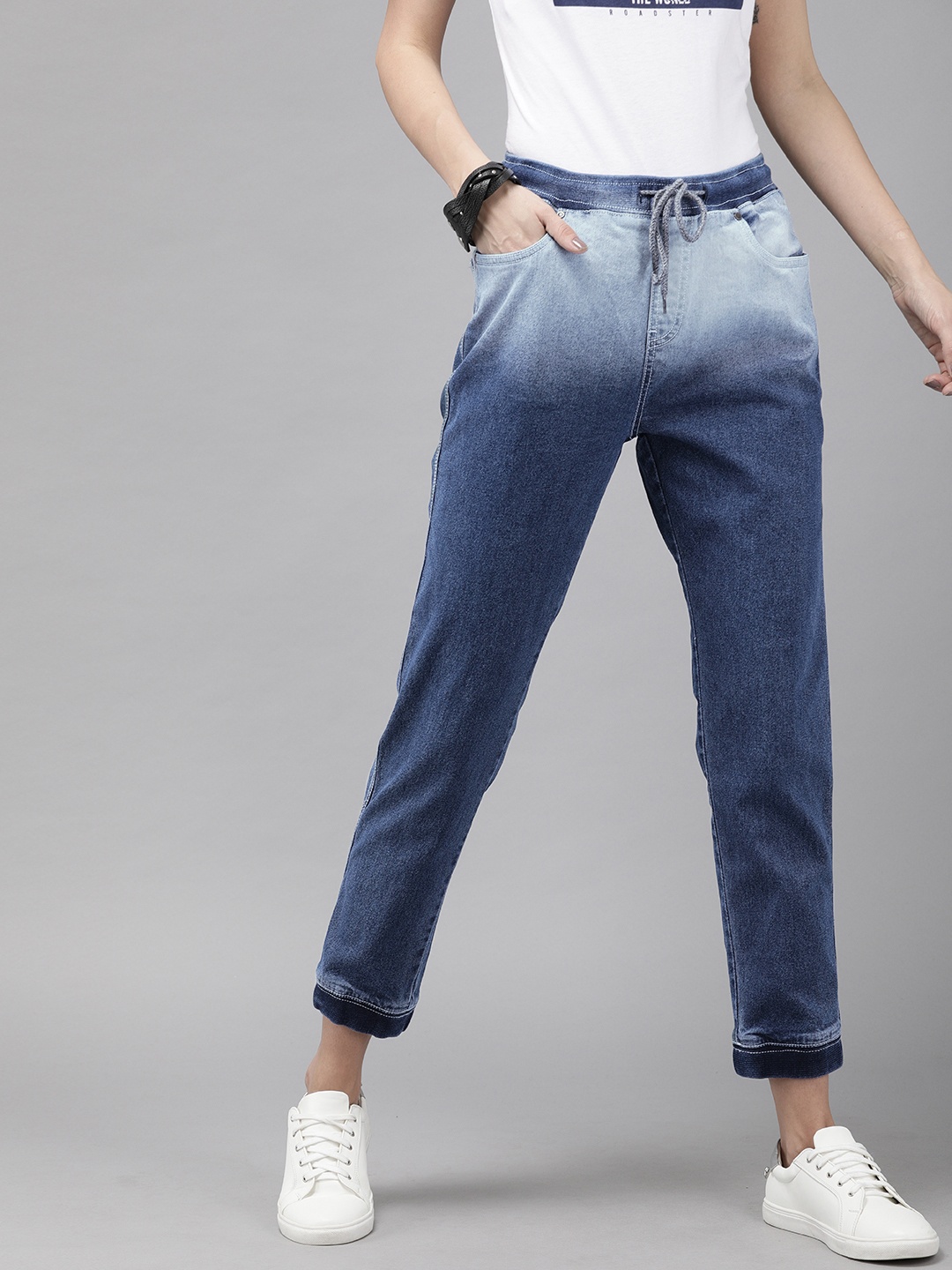 

The Roadster Lifestyle Co Women Blue Straight Fit Mid-Rise Clean Look Jeans