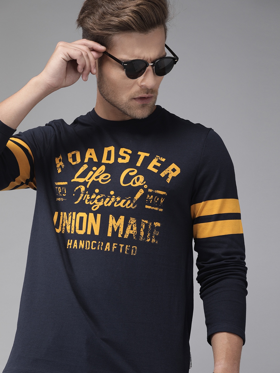 

The Roadster Lifestyle Co Men Navy Blue Printed Round Neck Pure Cotton T-shirt with Striped Sleeves
