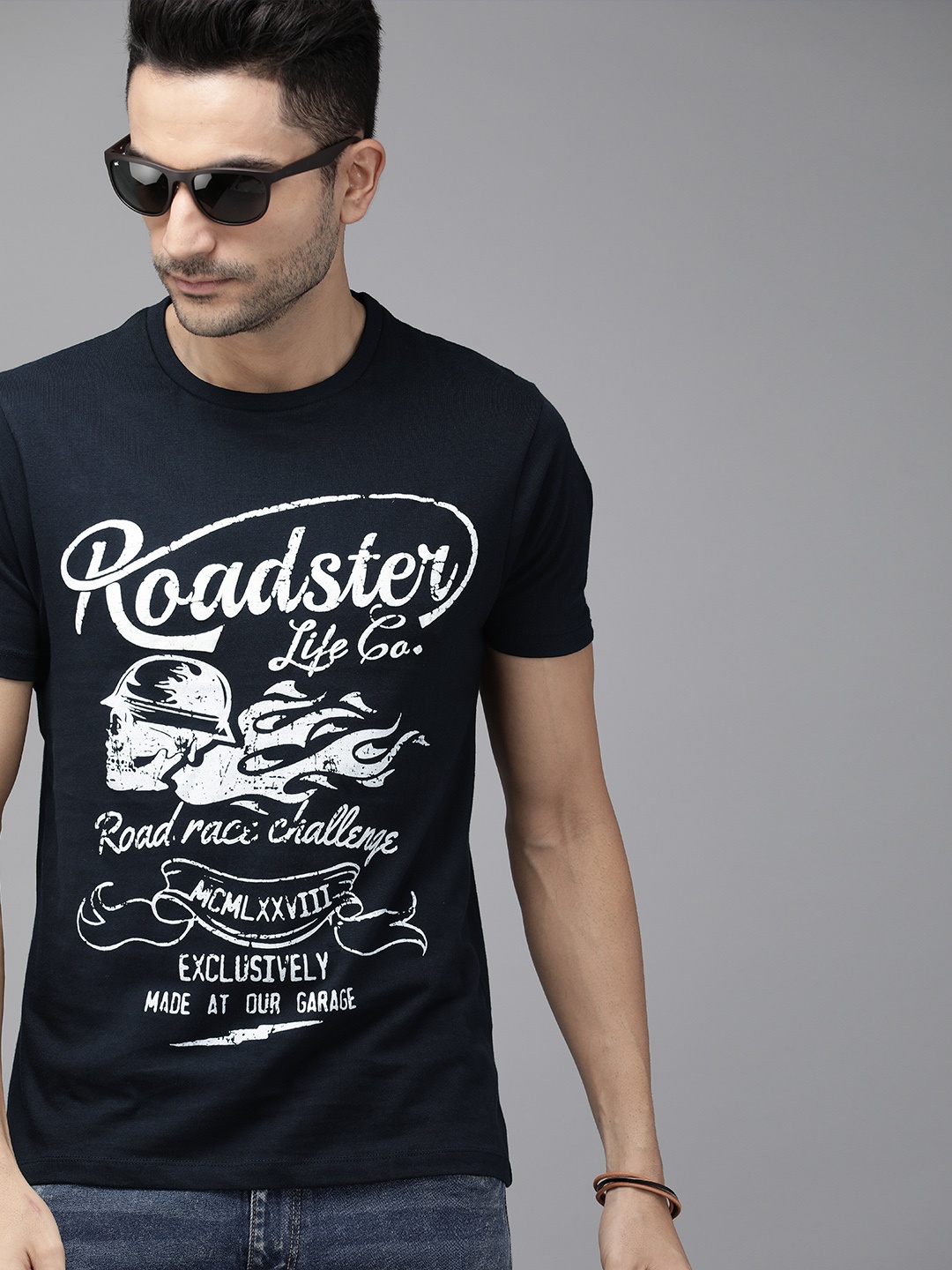 

The Roadster Lifestyle Co Men Navy Blue White Printed Round Neck Pure Cotton T-shirt