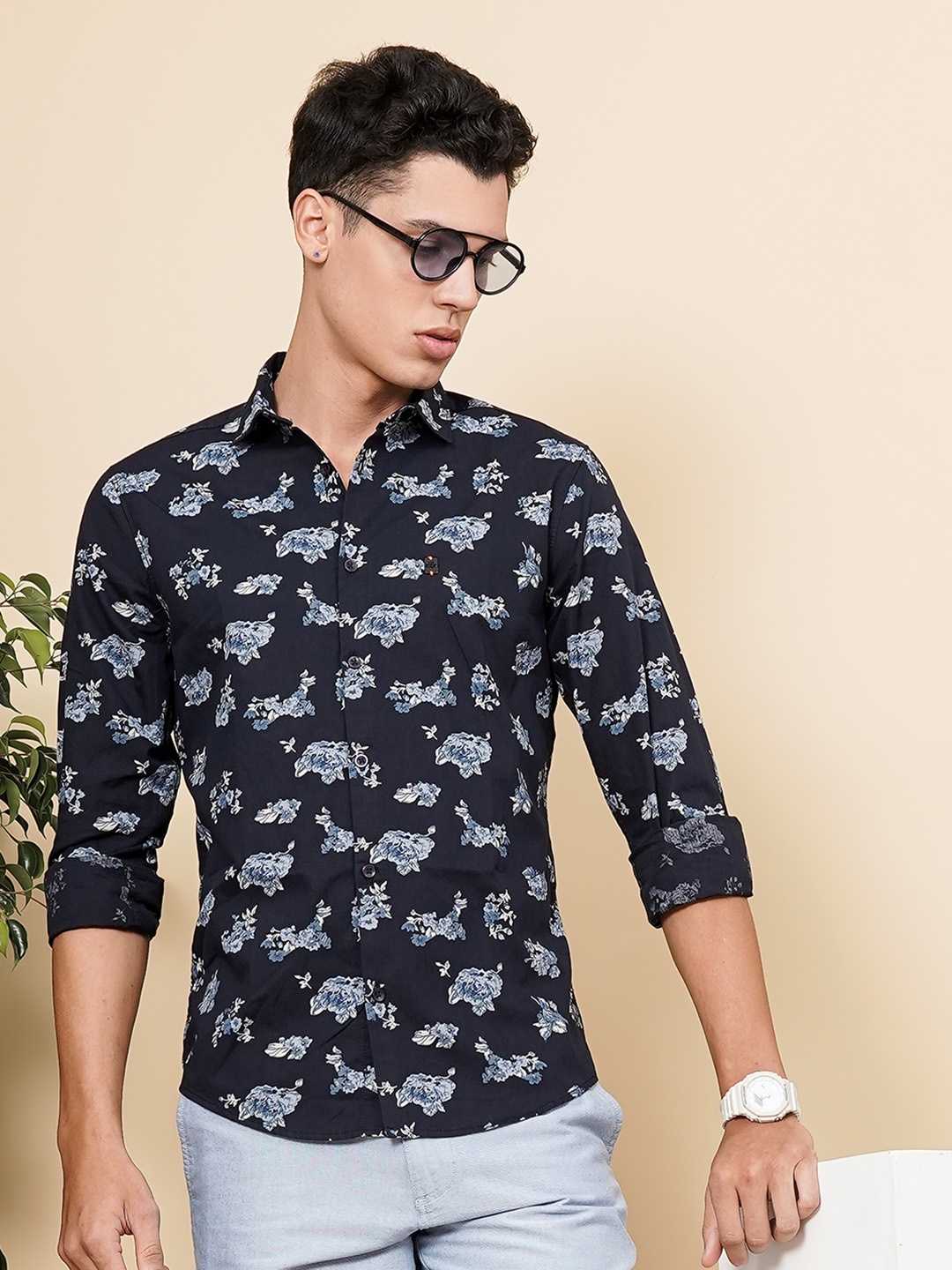 

The Indian Garage Co Men Navy Blue & White Slim Fit Floral Printed Casual Shirt