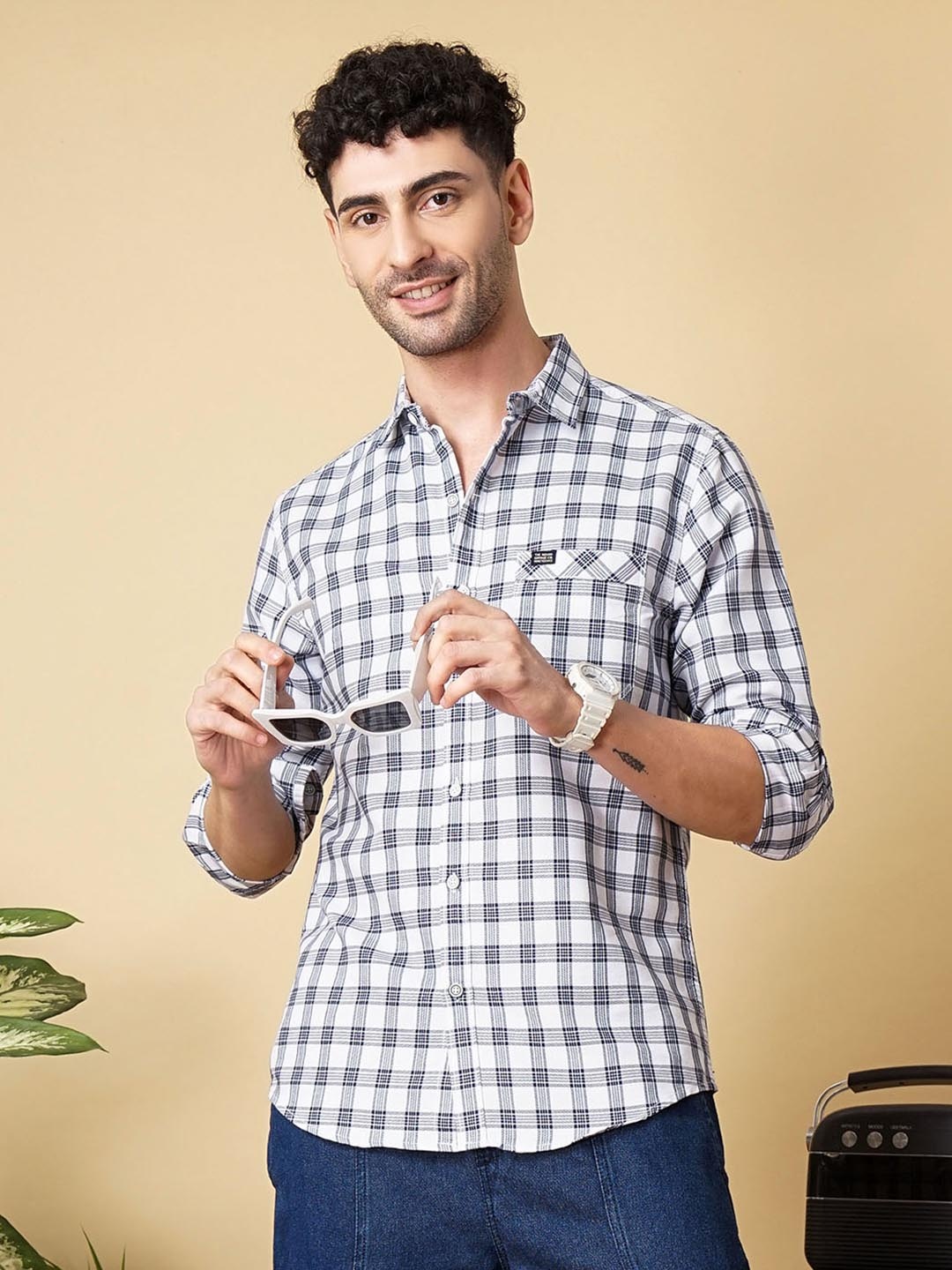 

The Indian Garage Co Men White & Black Slim Fit Checked Casual Shirt