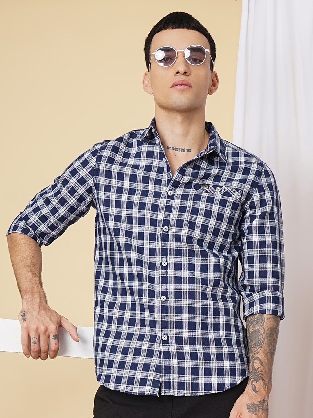 

The Indian Garage Co Men Navy Blue & White Slim Fit Checked Casual Shirt