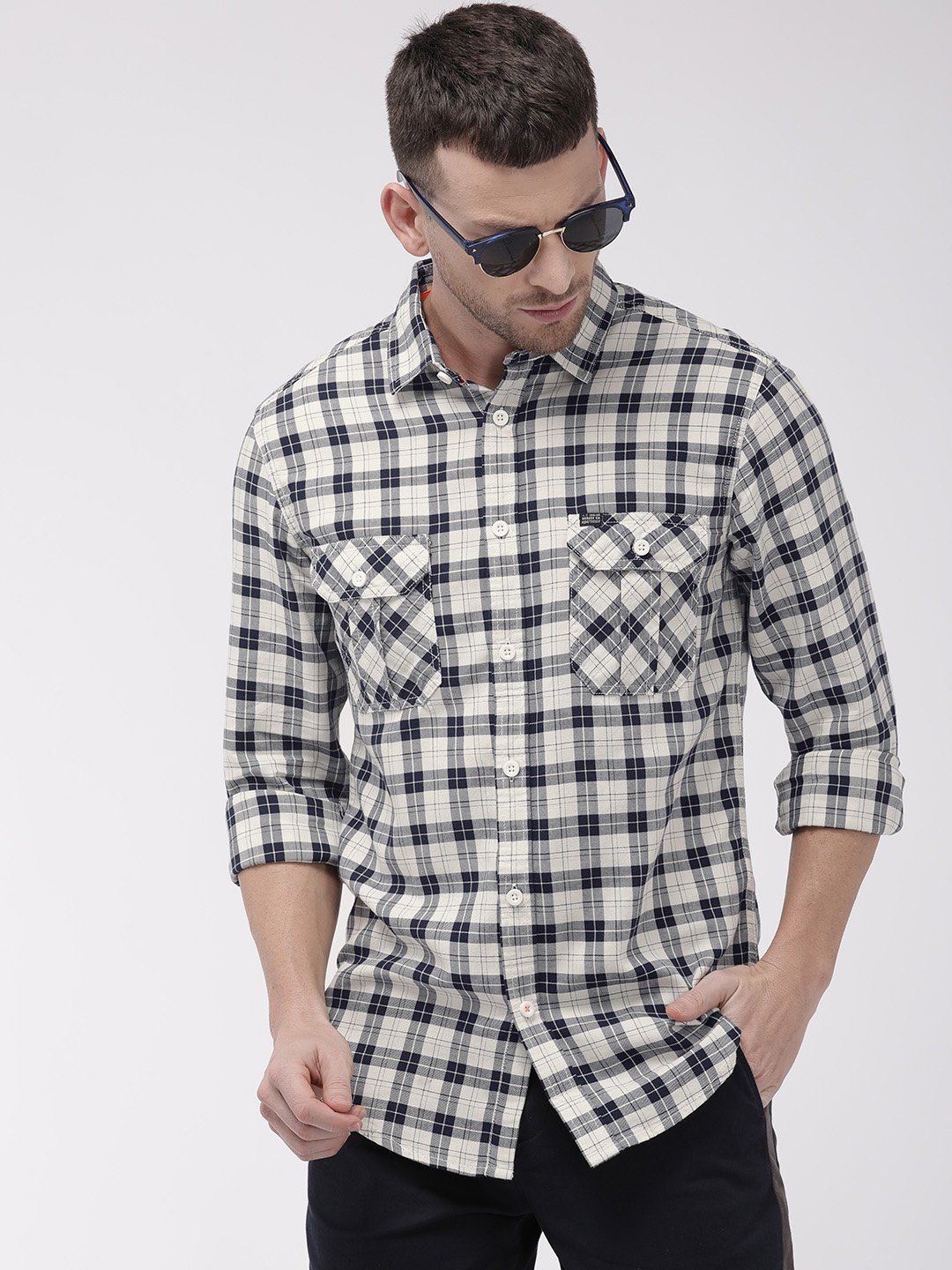 

The Indian Garage Co Men White & Navy Blue Slim Fit Checked Casual Shirt