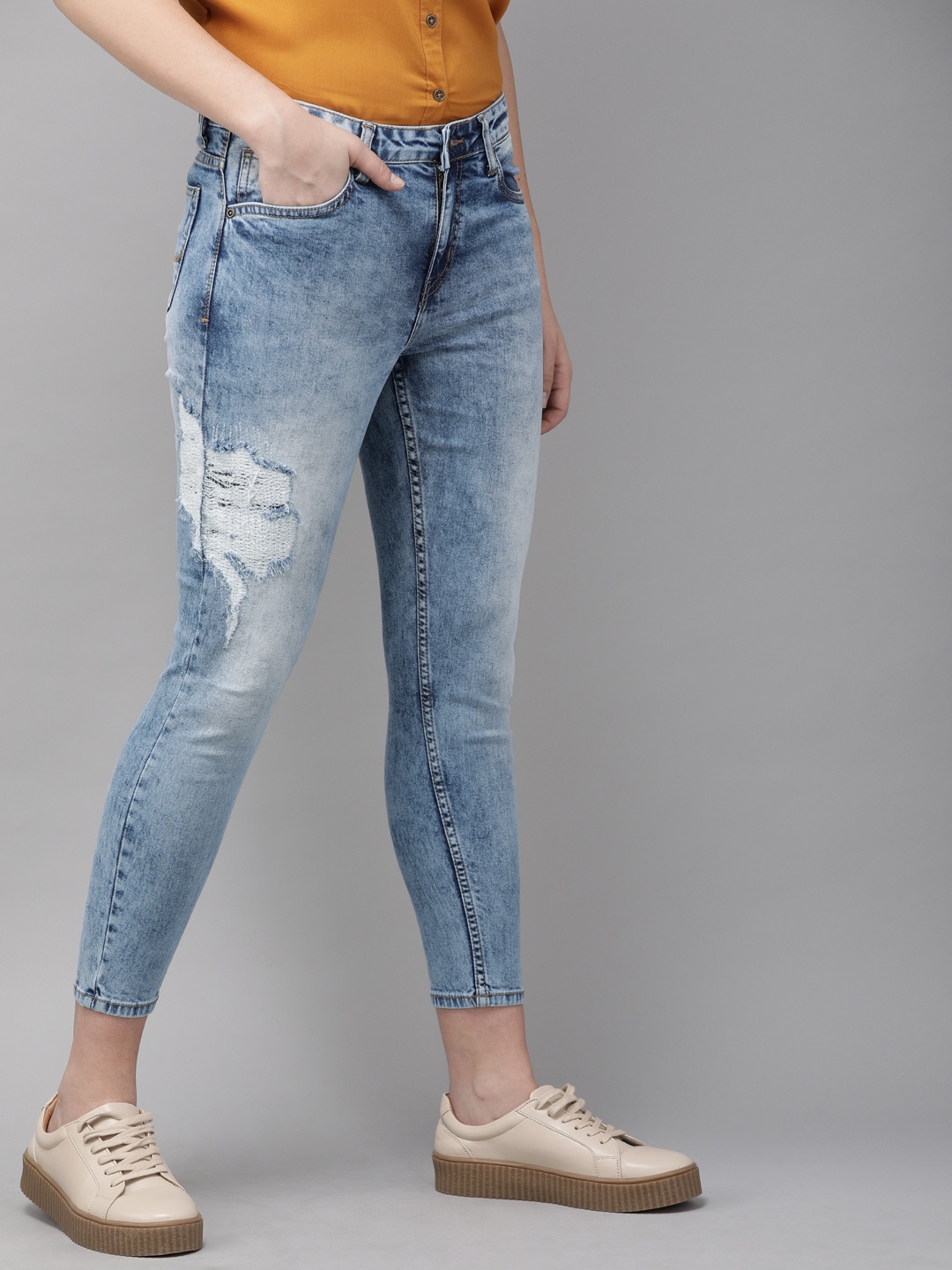 

The Roadster Lifestyle Co Women Blue Skinny Fit Mid-Rise Mildly Distressed Stretchable Cropped Jeans