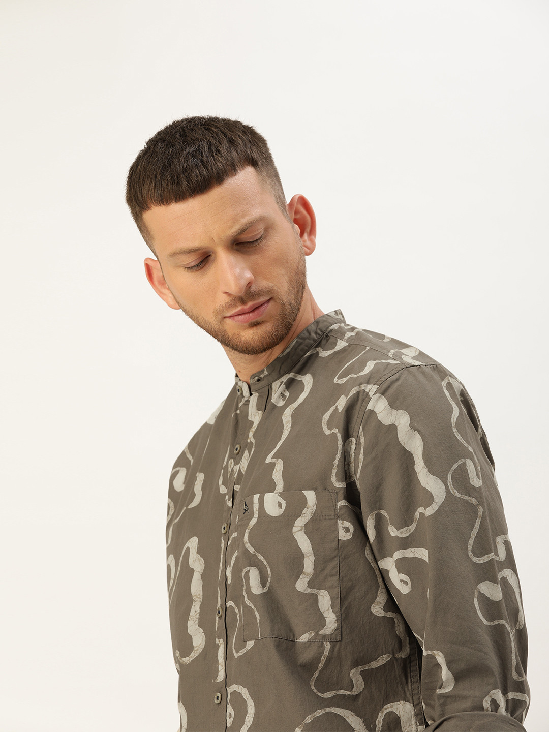 

Mr Bowerbird Men Grey & Off-White Regular Fit Natural Dyed Hand Printed Sustainable Sustainable Sustainable Shirt