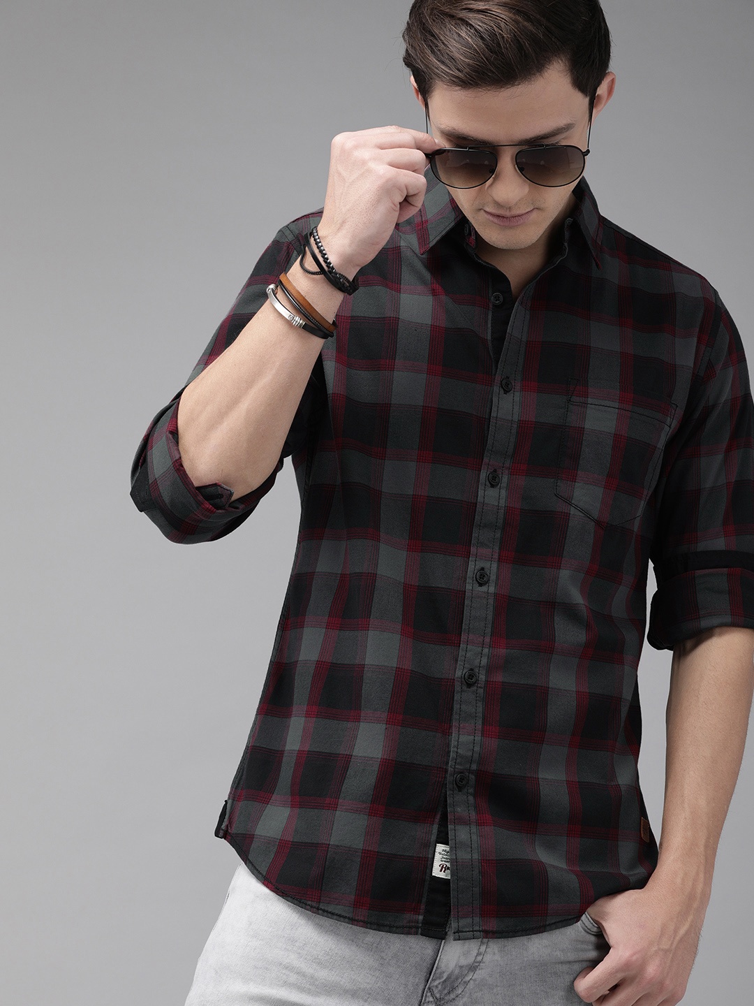 

The Roadster Lifestyle Co Men Black & Red Regular Fit Checked Casual Shirt