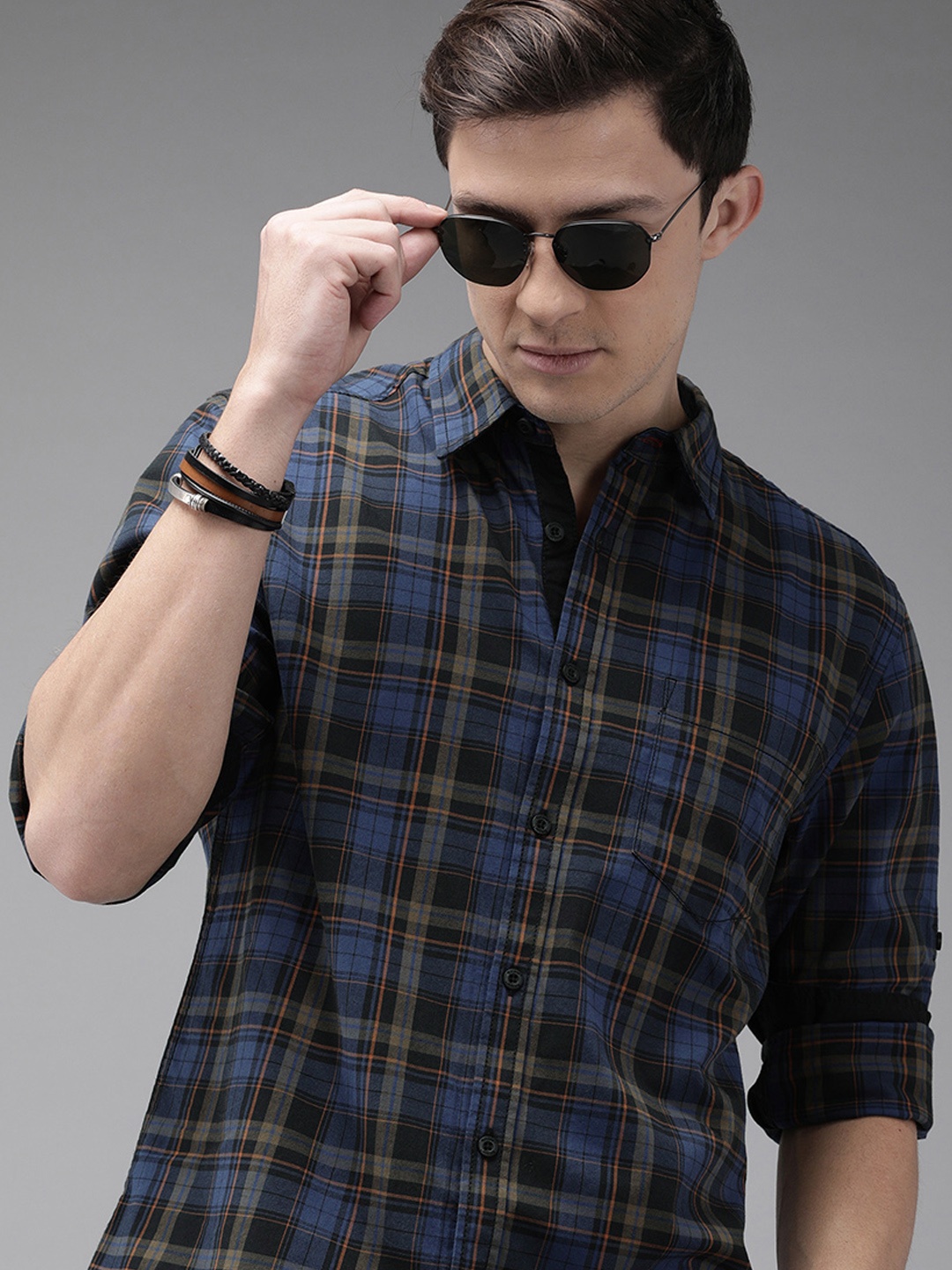

Roadster Men Blue & Brown Regular Fit Checked Casual Shirt