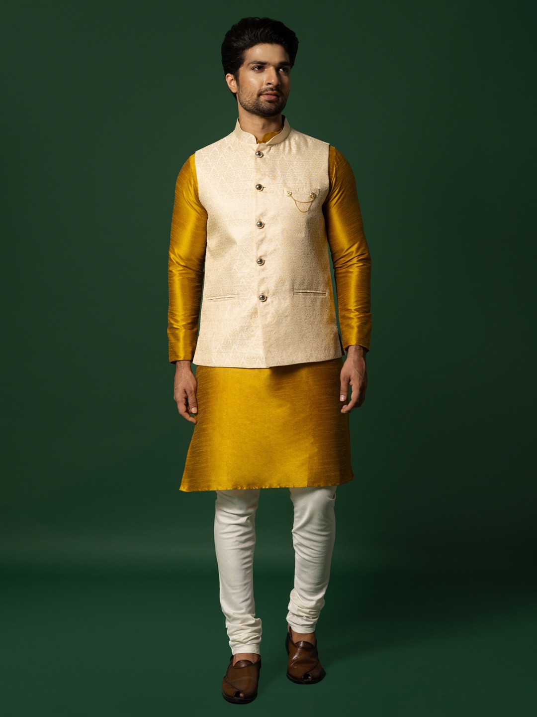 

KISAH Men Cream-Coloured & Gold-Coloured Solid Kurta with Churidar & Nehru Jacket