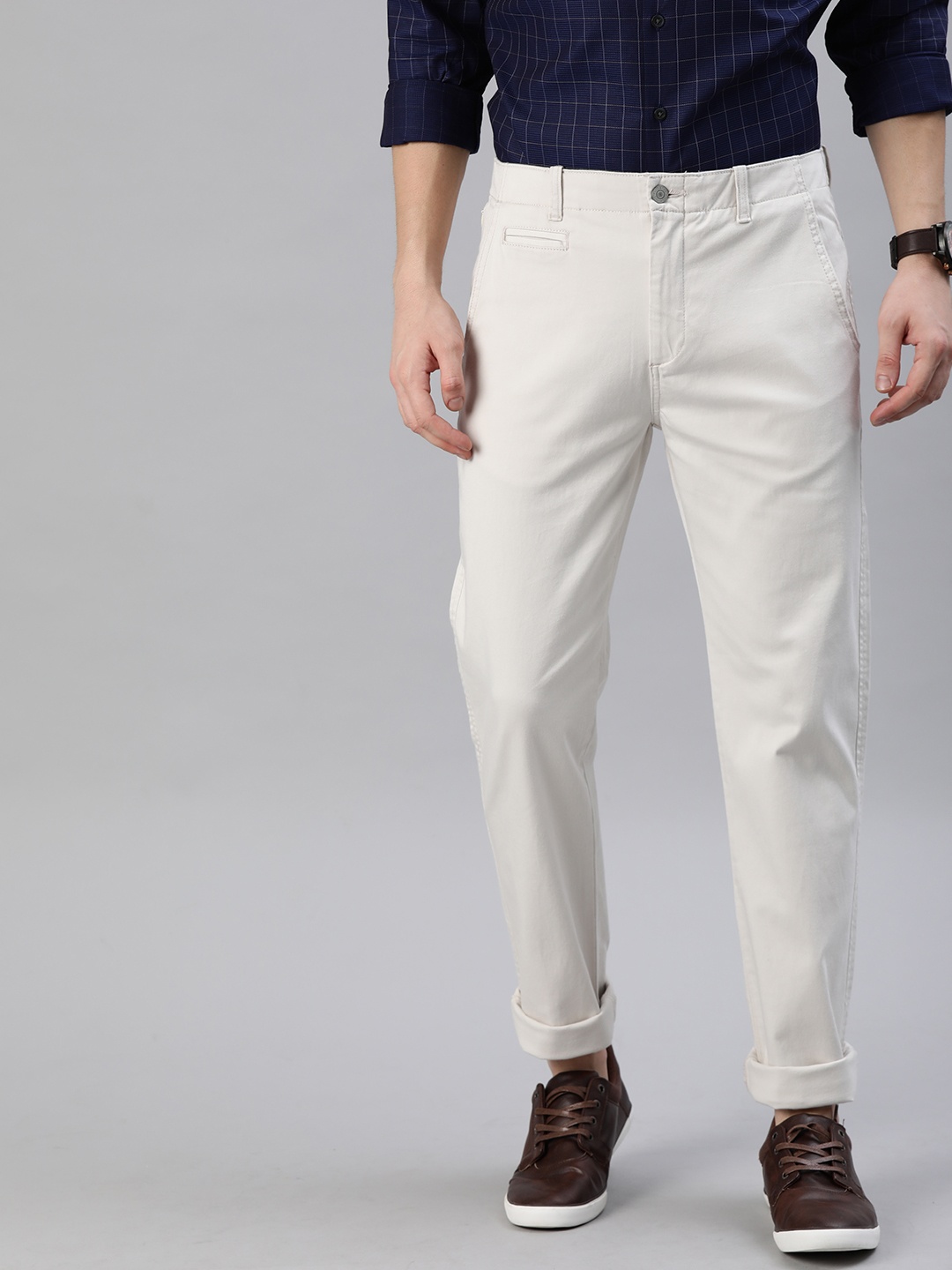 

Levis Men Beige Tapered Fit Solid Chinos