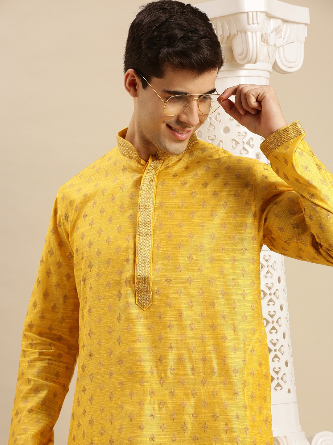

Sanwara Men Yellow Printed Straight Kurta