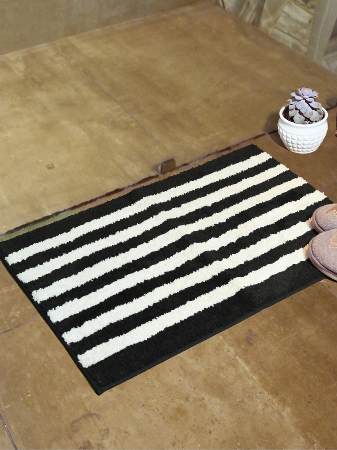 

Avira Home Black & White Anti-Skid Striped Bath Mat