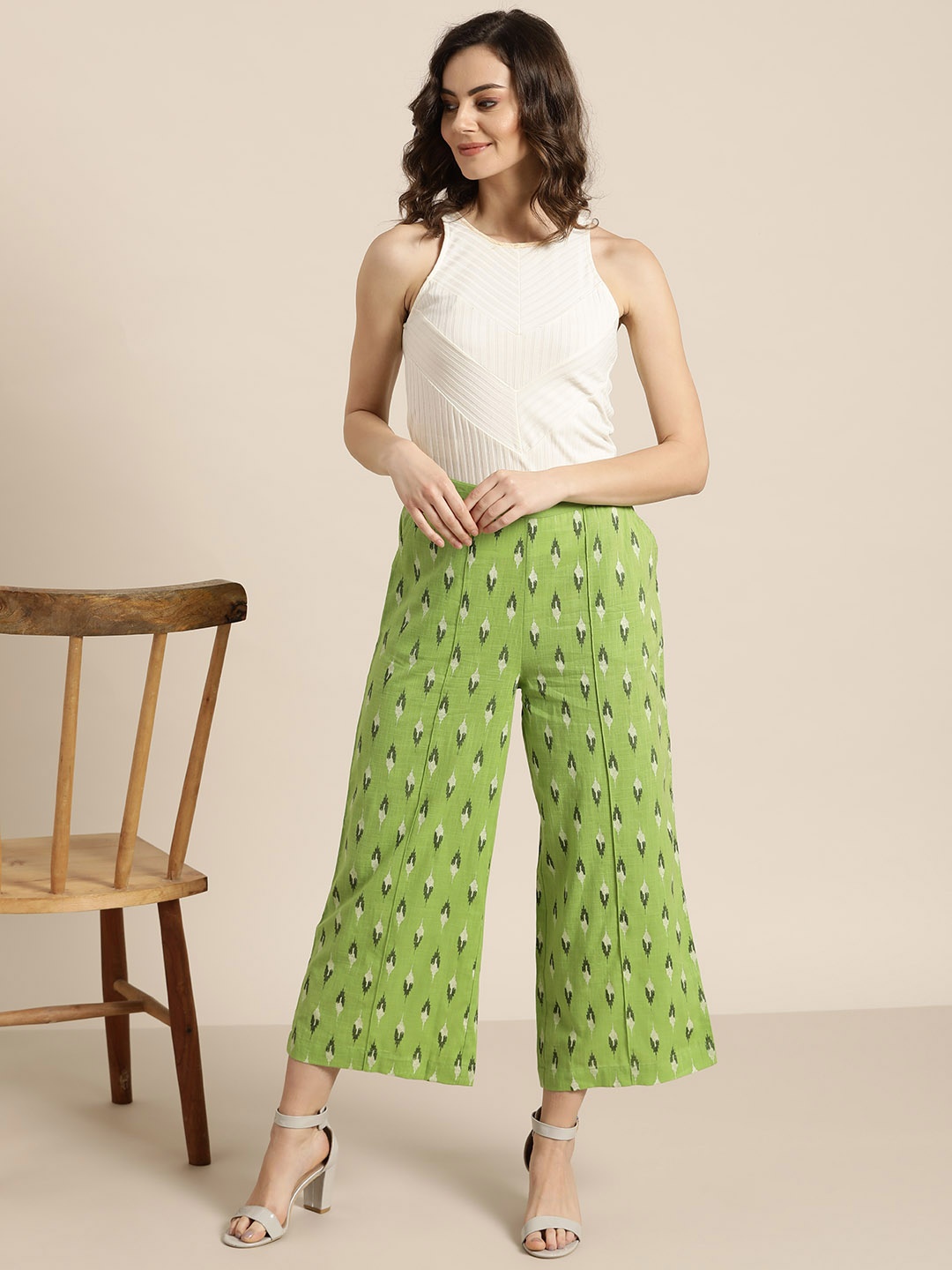 

Sangria Women Green & Black Printed Cropped Straight Palazzos