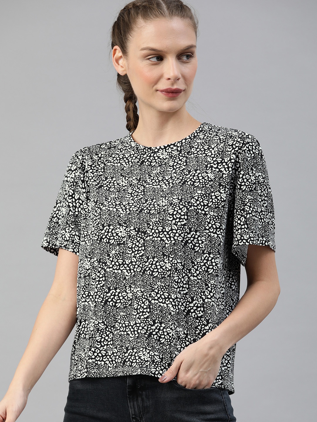

Levis Redloop Women Black & White Animal Printed Loose Round Neck T-shirt