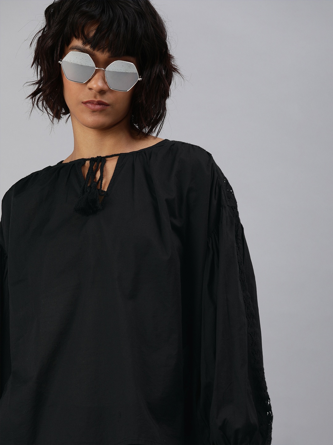 

Levis Women Black Solid Puffed Sleeve Lace Boxy Top