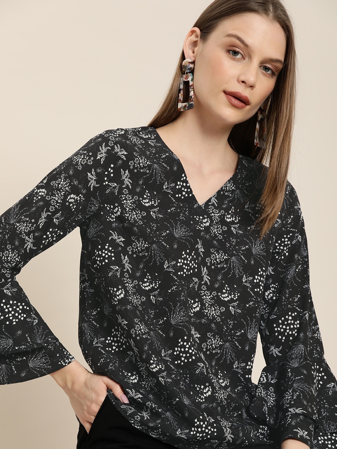 

her by invictus Women Black & White Floral Printed Top