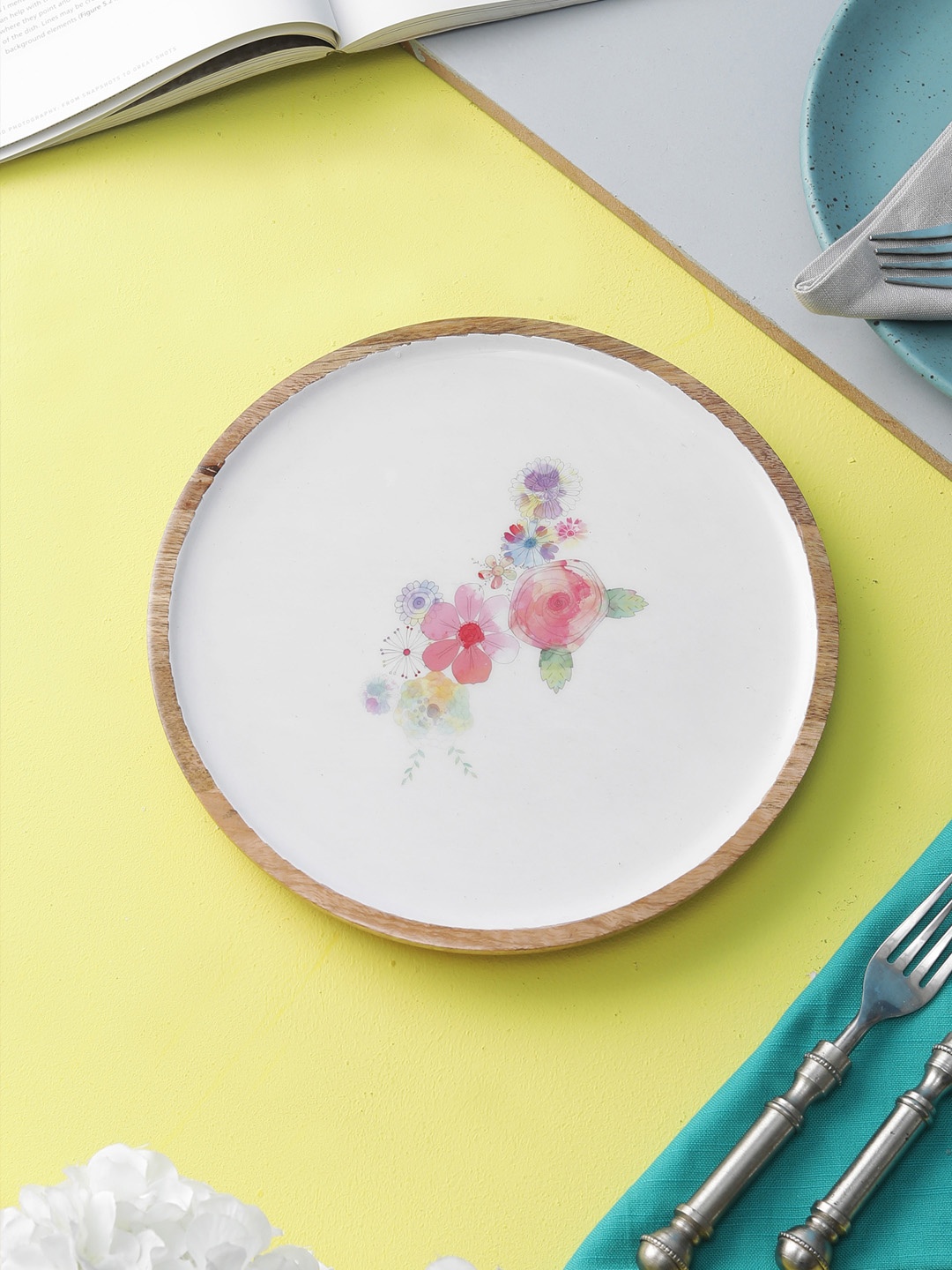 

VarEesha White Hand-Painted Mango Wood Round Serving Plate