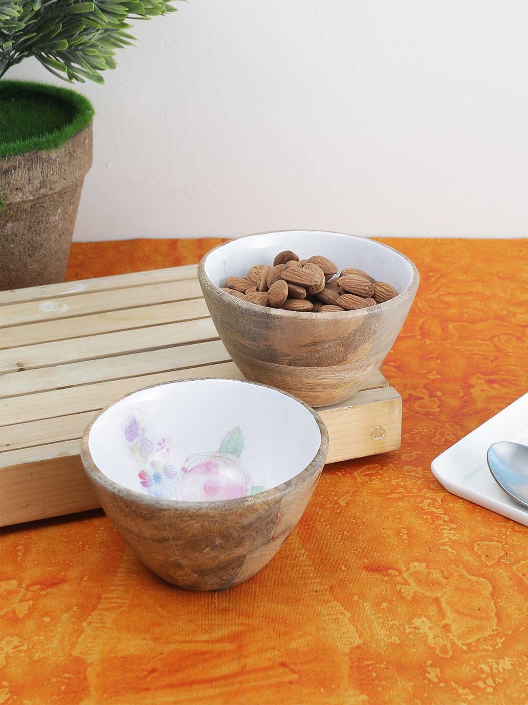 

VarEesha White 2-Pieces Hand-Painted Mango Wood Bowls Set