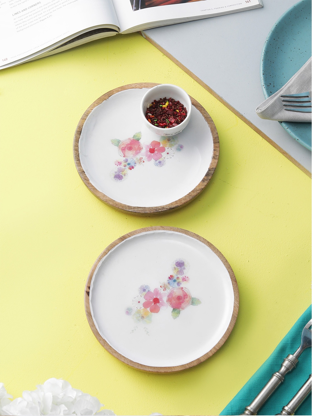 

VarEesha White 2-Pieces Hand-Painted Mango Wood Serving Plates Set