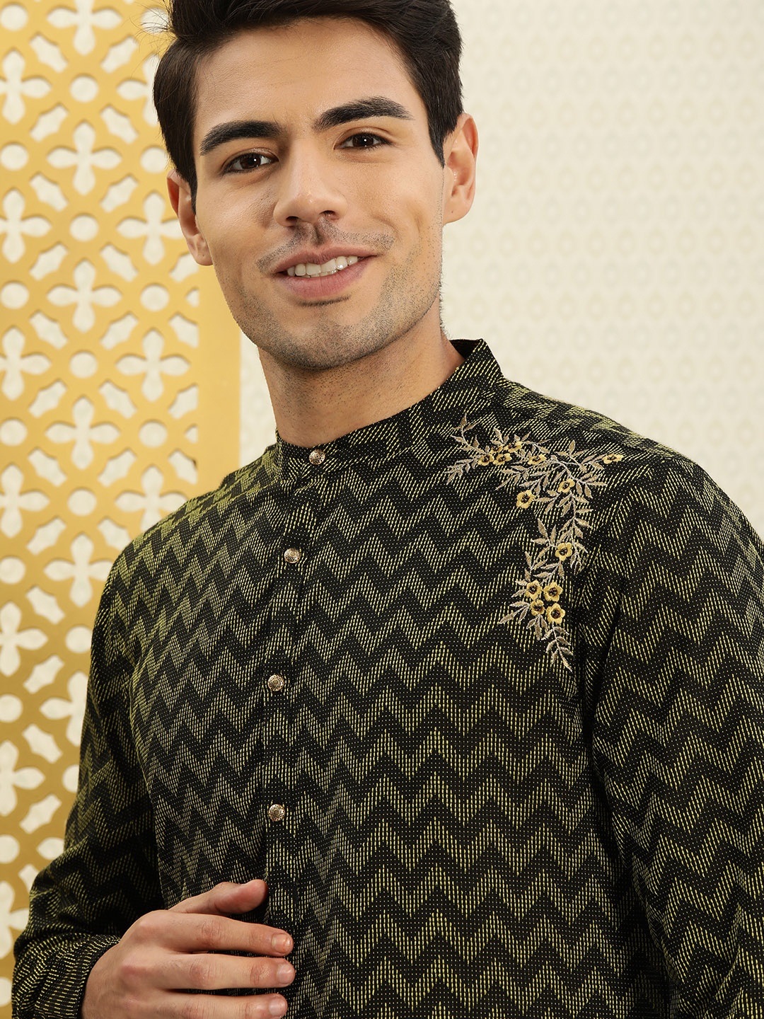 

House of Pataudi Men Black & Gold-Coloured Woven Design Straight Kurta With Embroidery