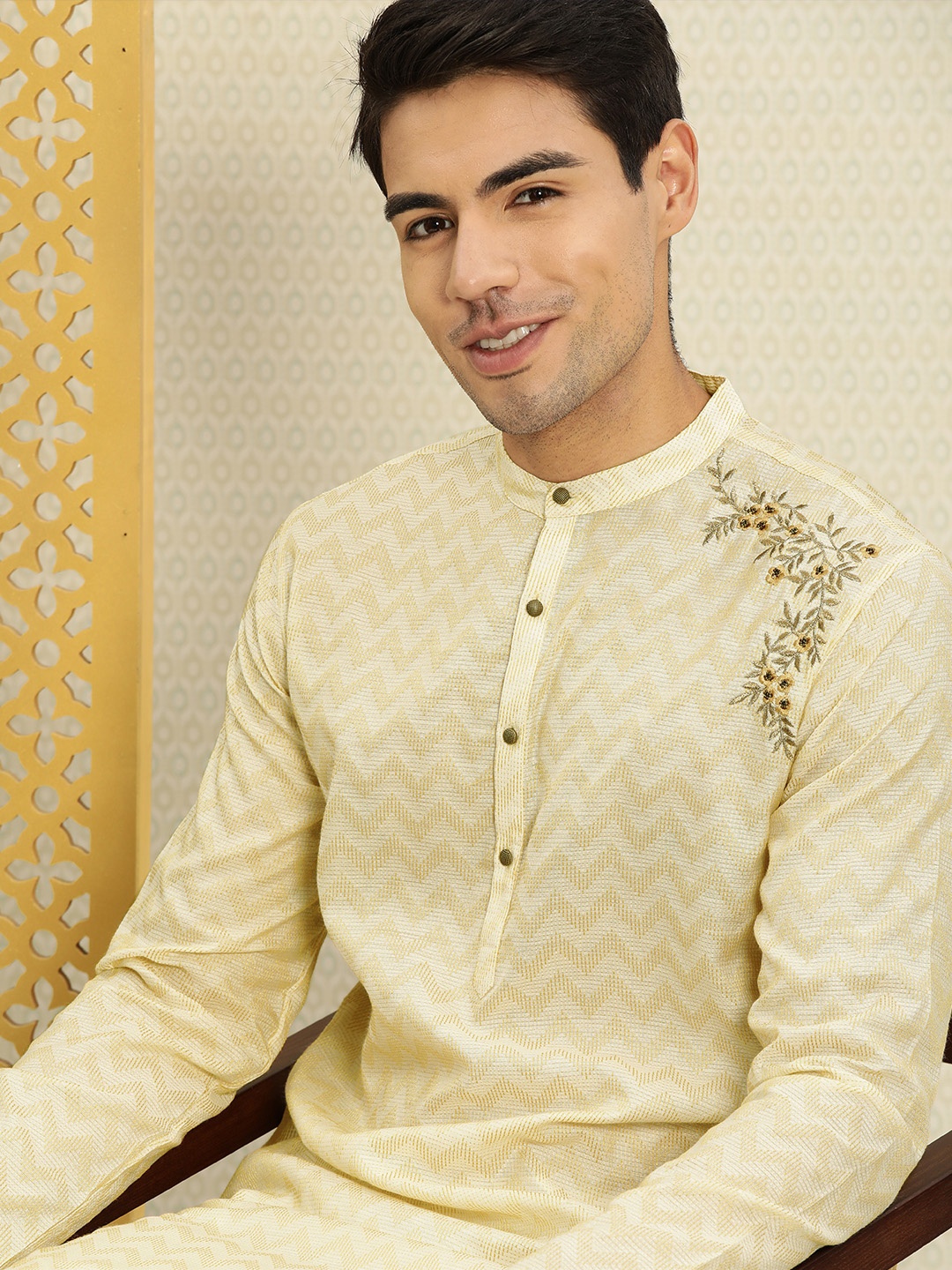 

House of Pataudi Men Off-White & Gold-Coloured Woven Design Straight Kurta With Embroidery