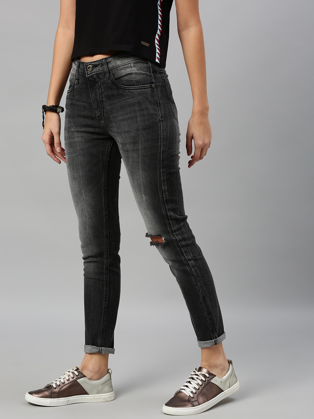 

Roadster Women Black Skinny Fit Mid-Rise Slash Knee Stretchable Jeans