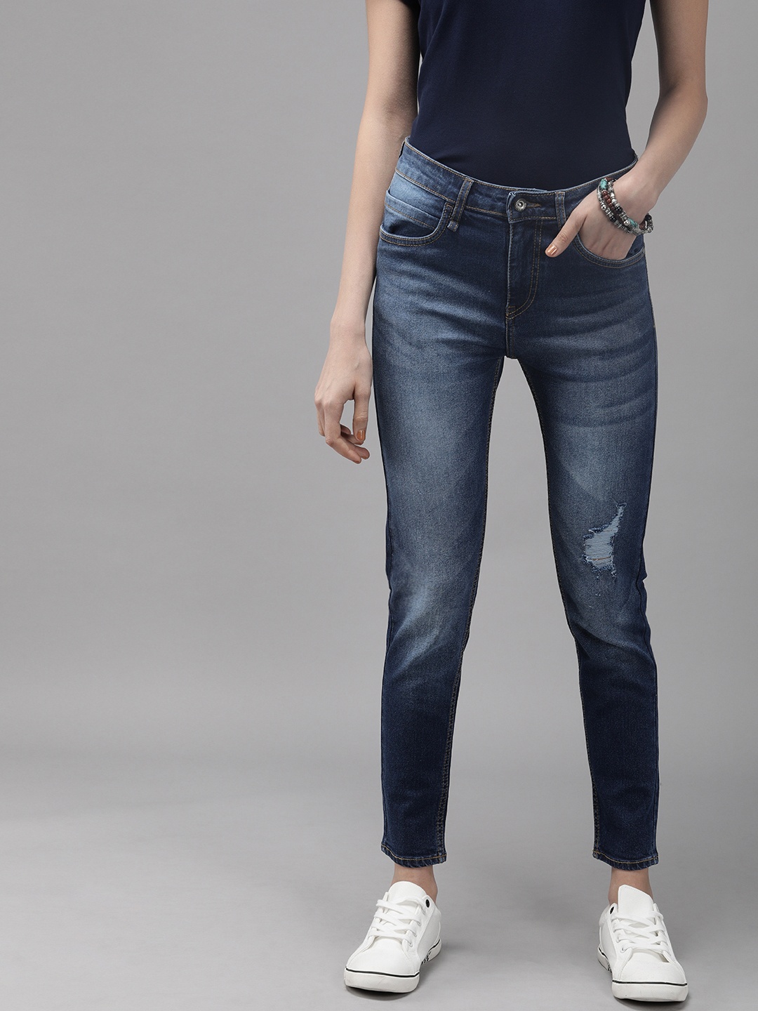 

Roadster Women Blue Skinny Fit Mid-Rise Low Distress Stretchable Cropped Jeans