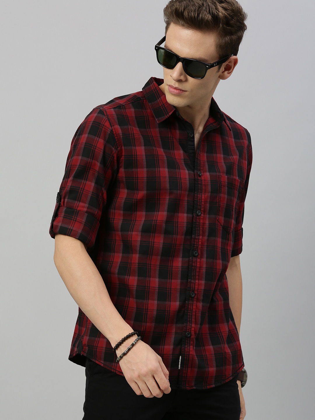 

Roadster Men Red & Black Regular Fit Checked Casual Shirt