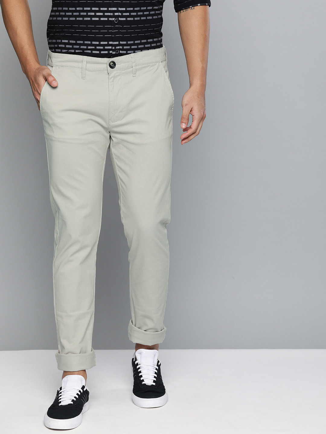 

Wrangler Men Off-White Slim Fit Solid Chinos