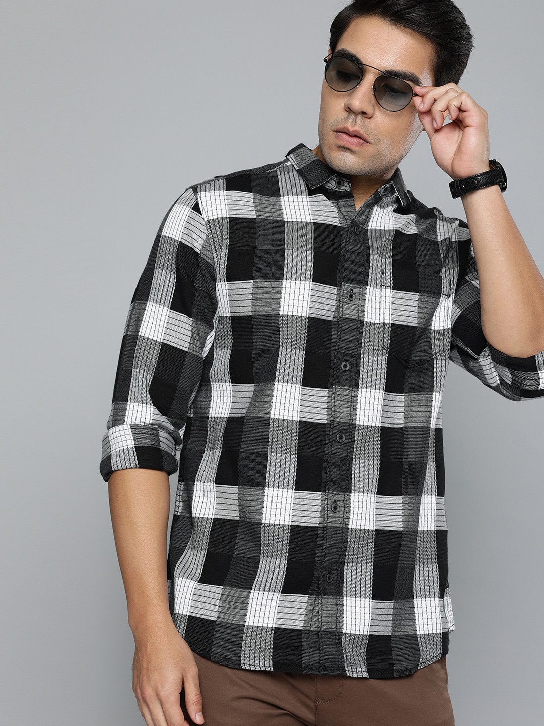 

Wrangler Men Black & White Regular Fit Checked Casual Shirt