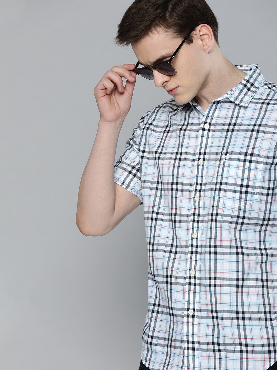 

Denizen From Levis Men White & Blue Regular Fit Checked Casual Shirt