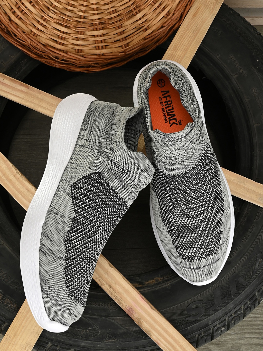 

AfroJack Men Grey Slip-On Sneakers