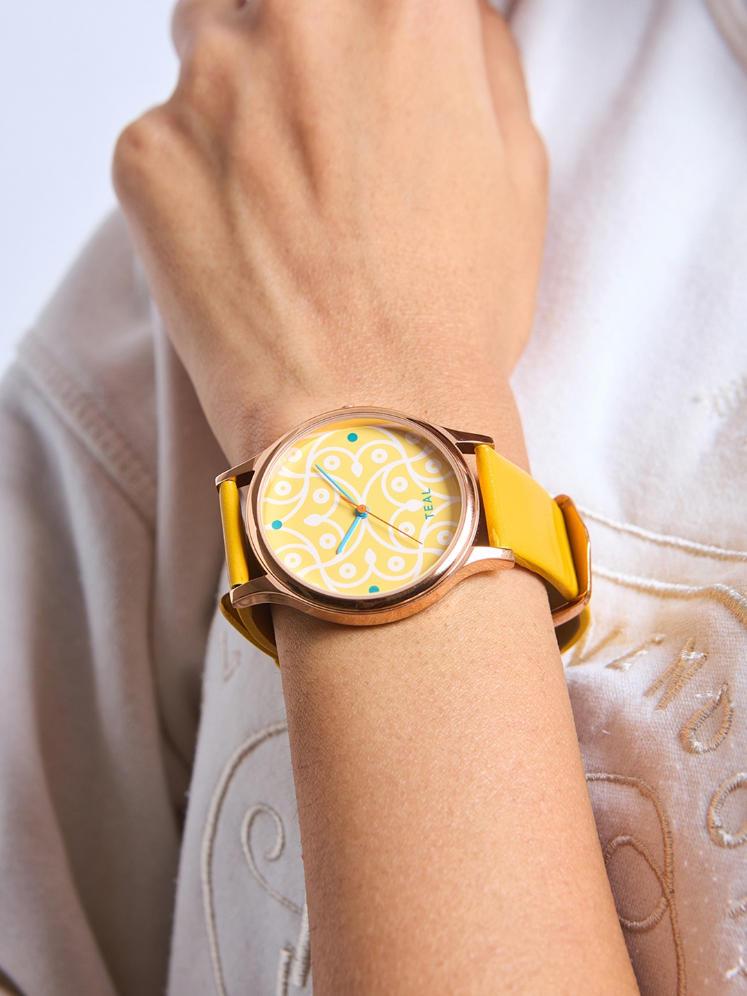 

TEAL BY CHUMBAK Women Yellow Pixel Blossom Analogue Watch 8907605085598