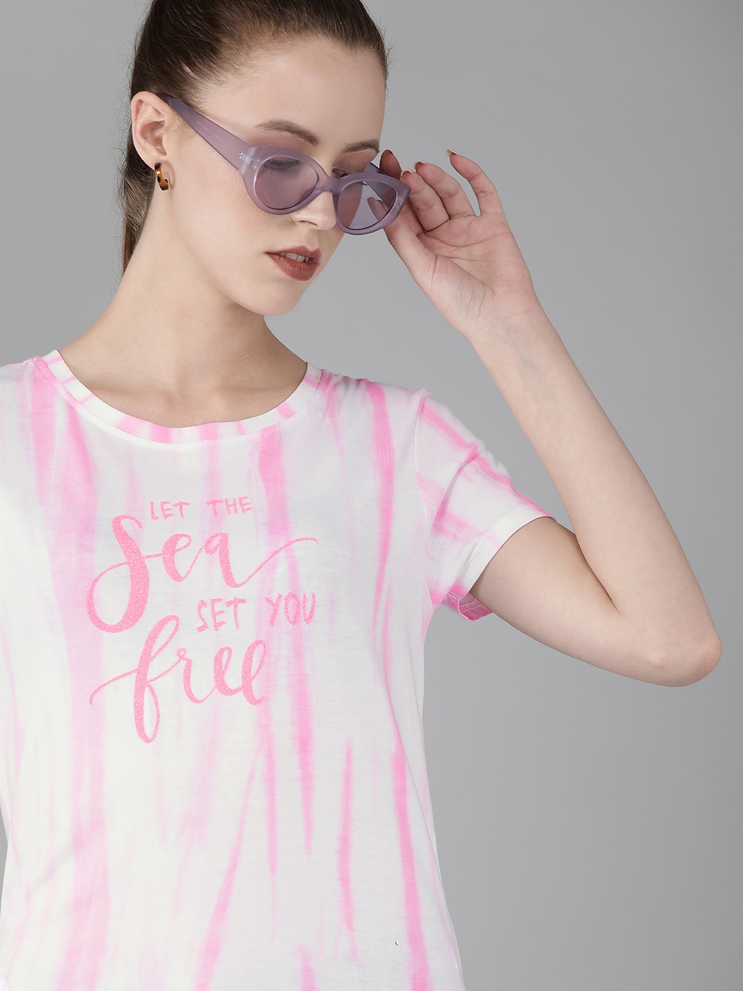 

Pepe Jeans Women White & Pink Dyed Round Neck T-shirt With Embellished Detail