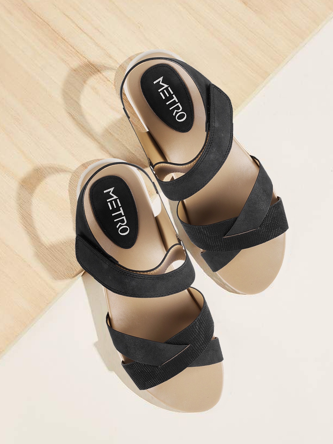 

Metro Women Black Solid Sandals