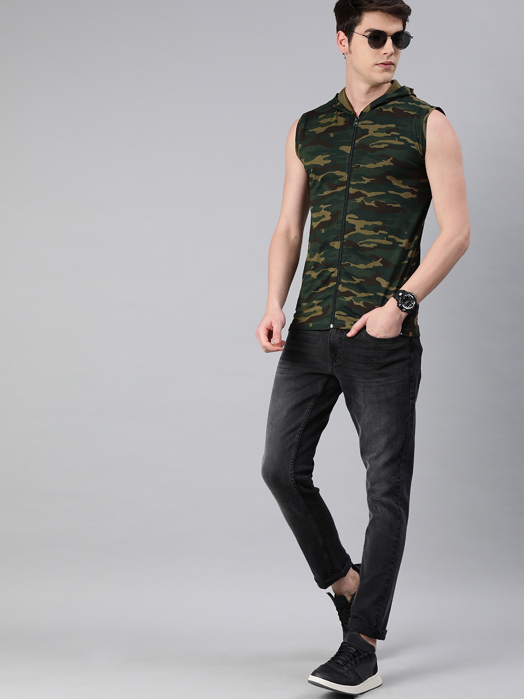 

Urbano Fashion Men Green Camouflage Printed Slim Fit Hood T-shirt