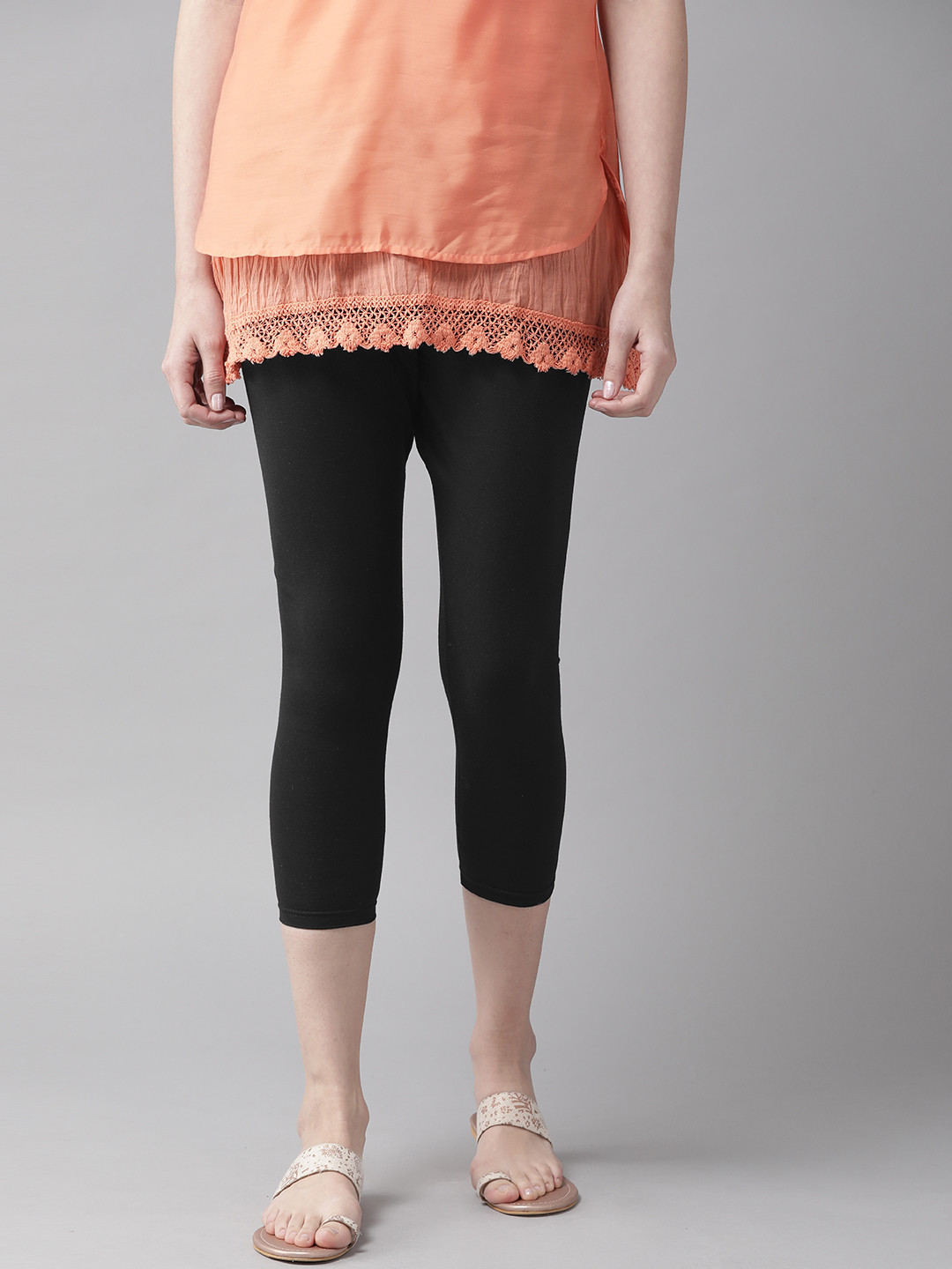 

Hubberholme Women Black Solid 3/4th Length Leggings