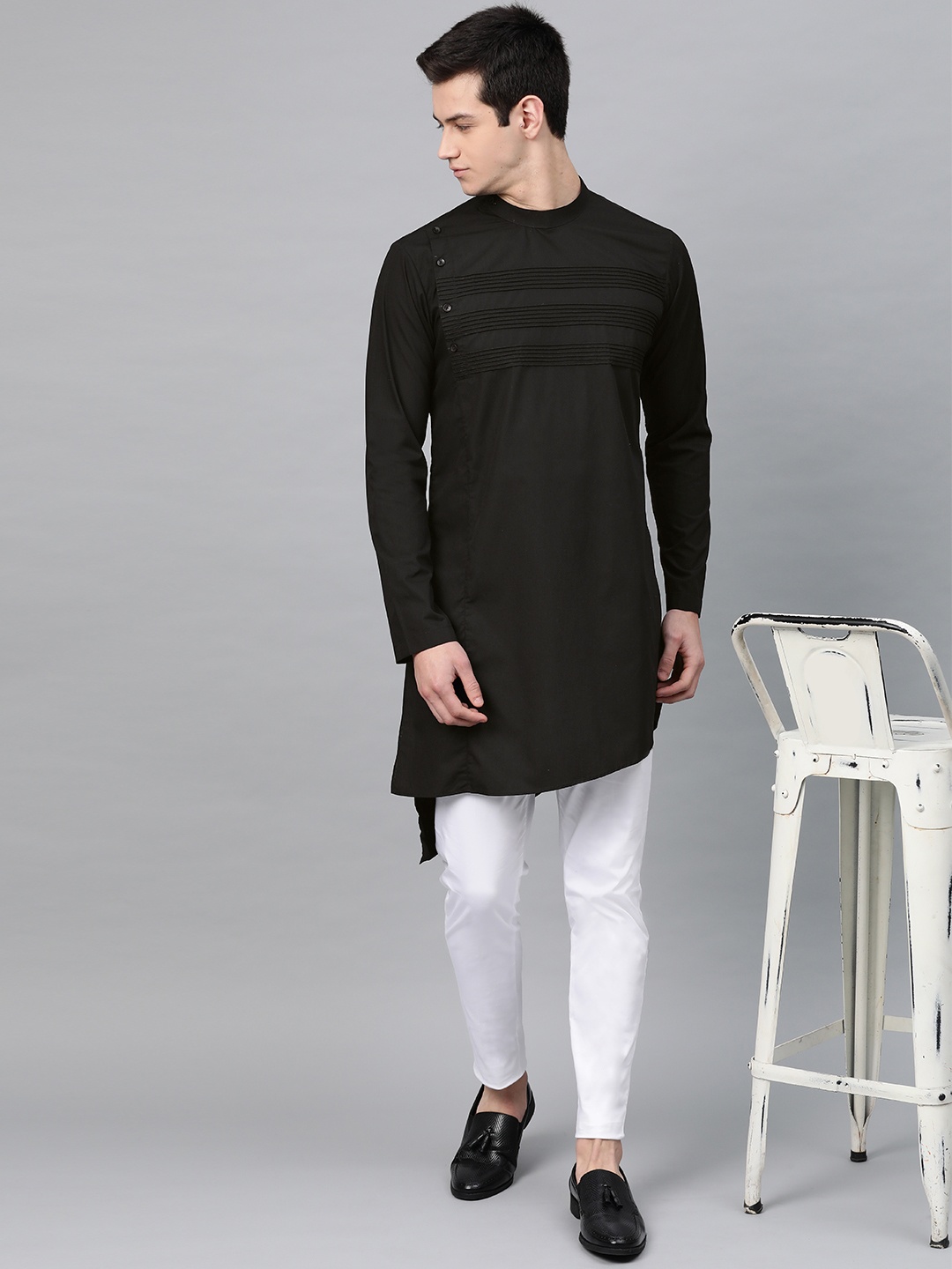 

See Designs Men Black Yoke Design Asymmetric Hemline Straight Kurta