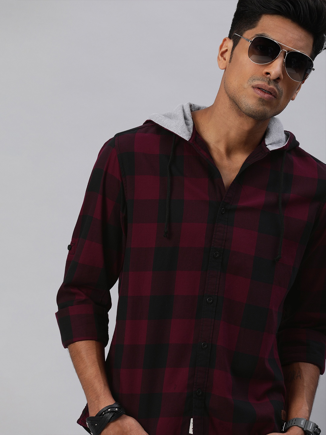 

Roadster Men Maroon & Black Regular Fit Checked Casual Shirt