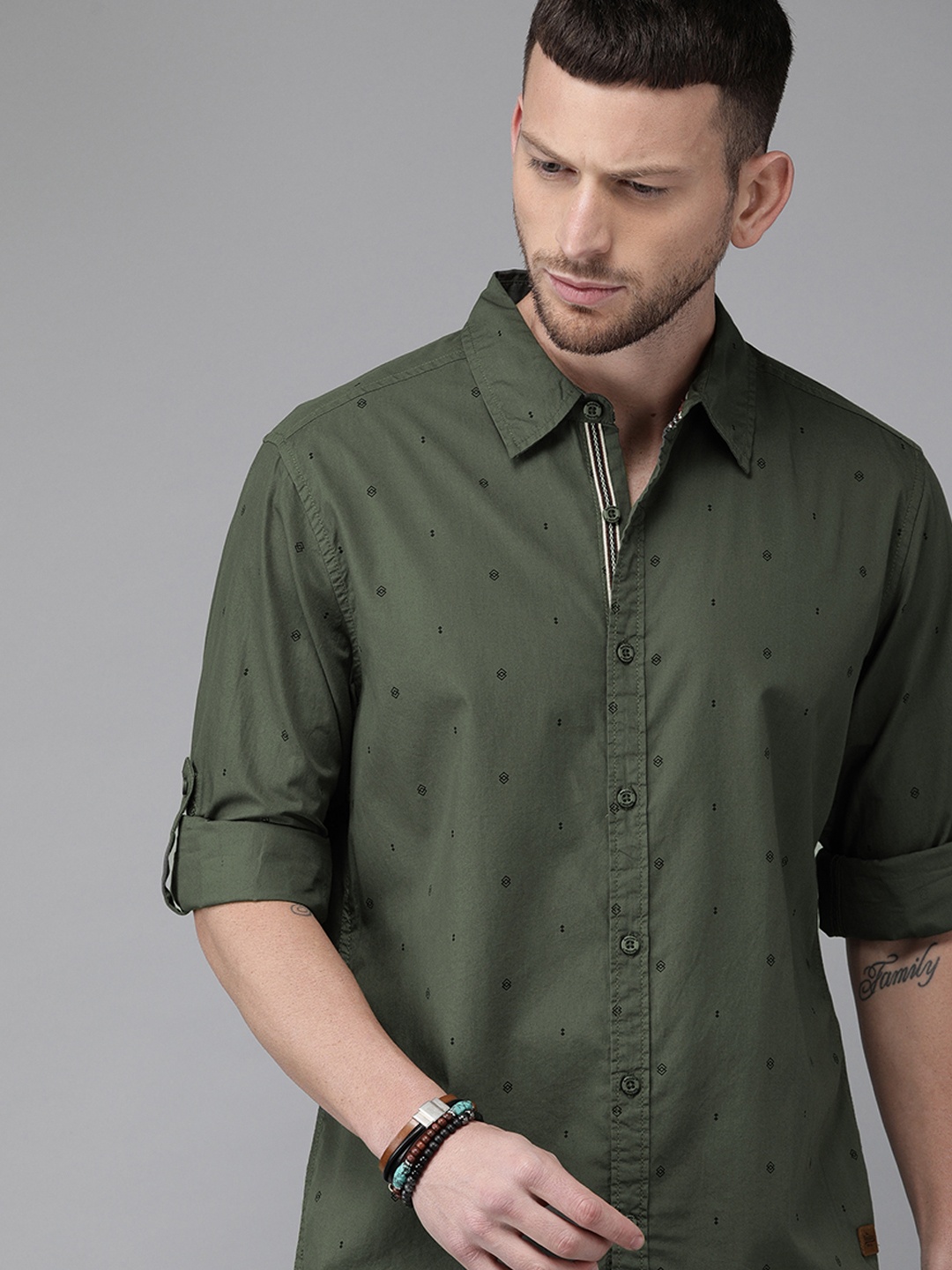 

Roadster Men Olive Green & Black Regular Fit Printed Sustainable Casual Shirt