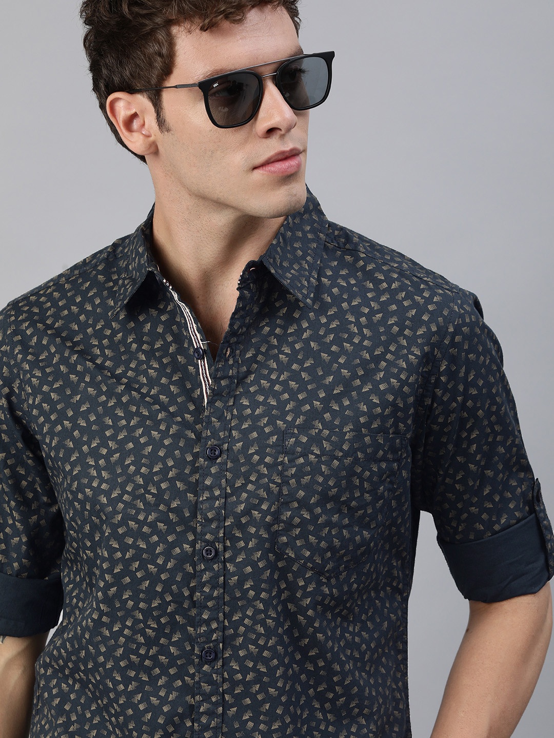 

Roadster Men Navy Blue & Beige Regular Fit Printed Casual Shirt
