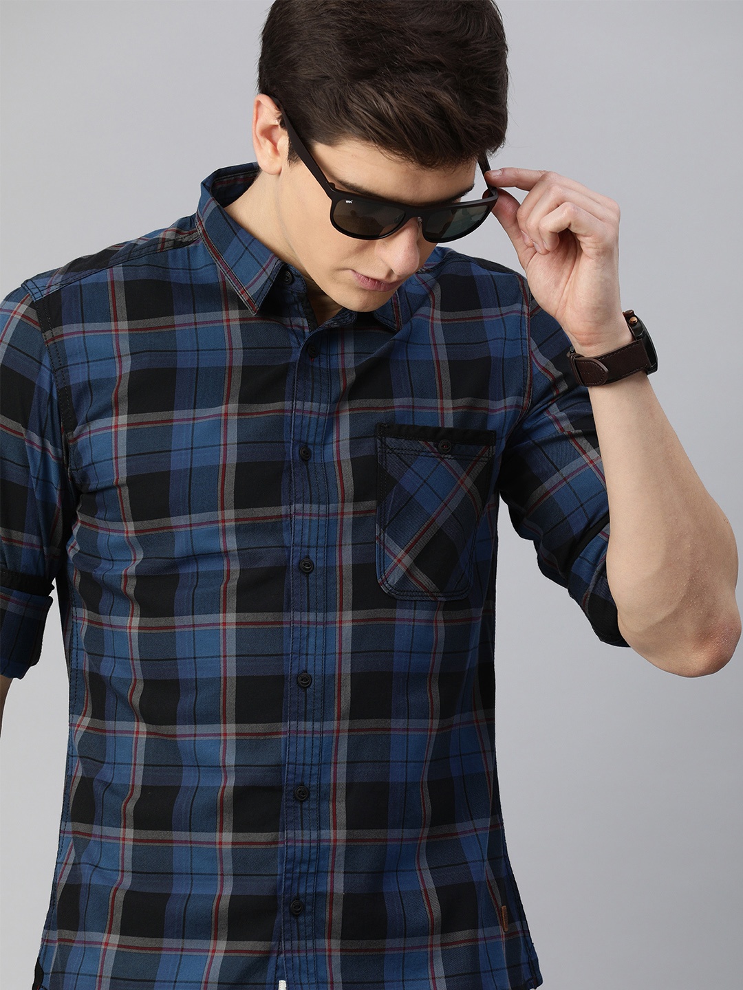 

Roadster Men Navy Blue & Black Regular Fit Checked Casual Shirt