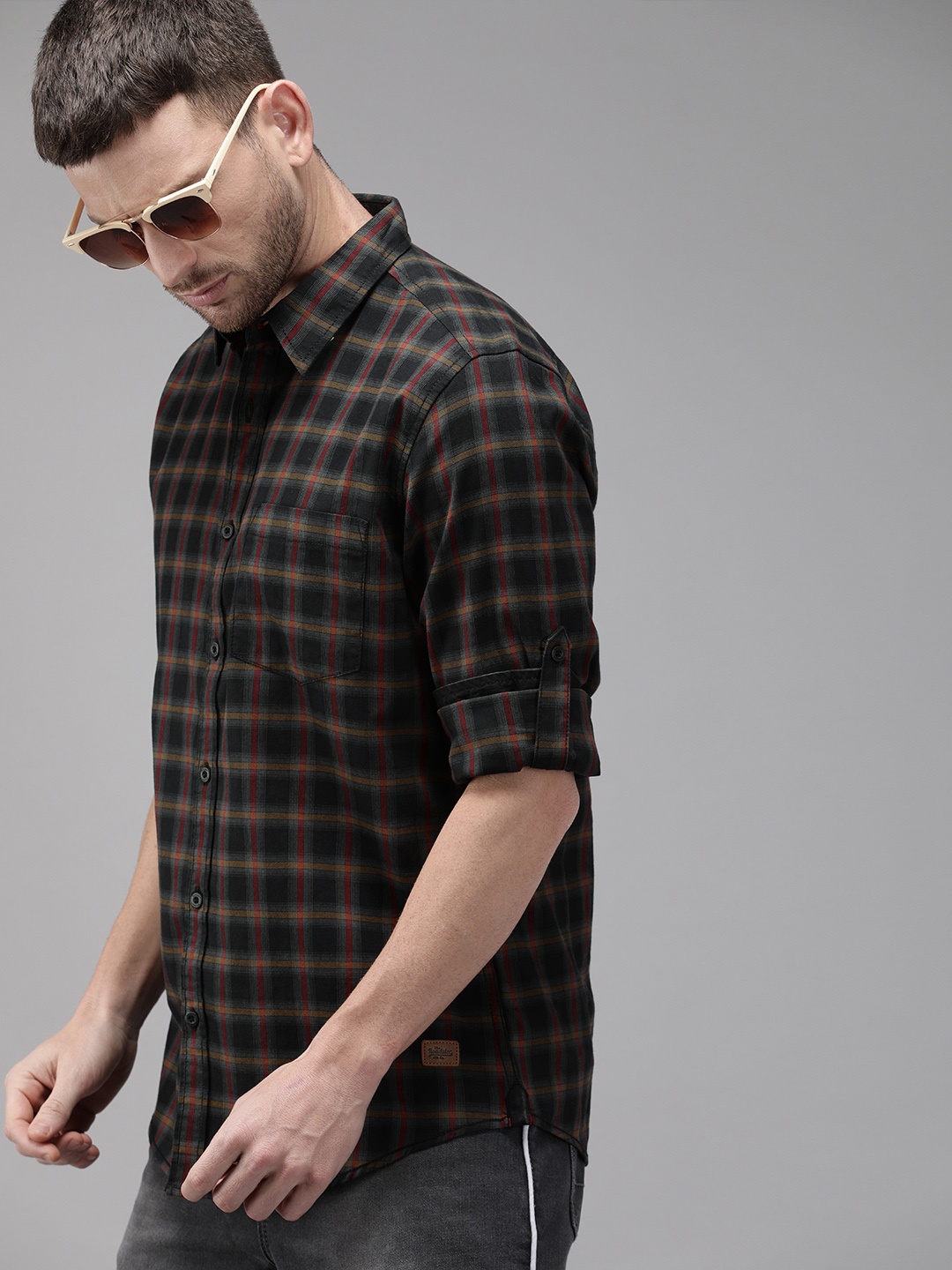

Roadster Men Black & Maroon Regular Fit Checked Casual Shirt